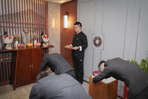 罗湖区委统战部副部长、工商联党组书记叶志伟一行到豪门国际调研