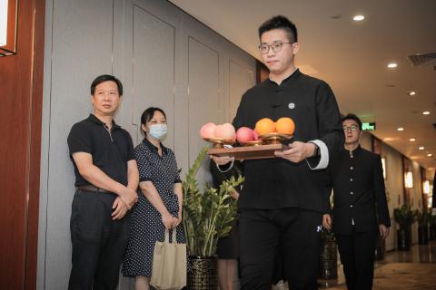 罗湖区委统战部副部长、工商联党组书记叶志伟一行到豪门国际调研