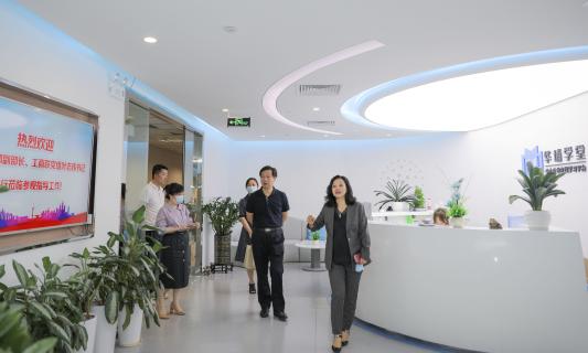 罗湖区委统战部副部长、工商联党组书记叶志伟一行到豪门国际调研