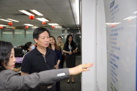 罗湖区委统战部副部长、工商联党组书记叶志伟一行到豪门国际调研